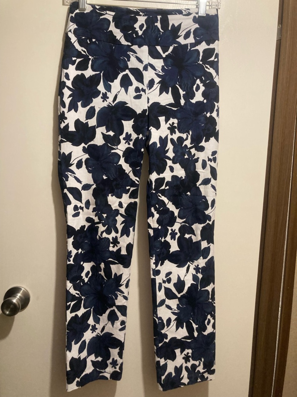 Joseph Ribkoff White and Navy Floral Straight-Leg Pants